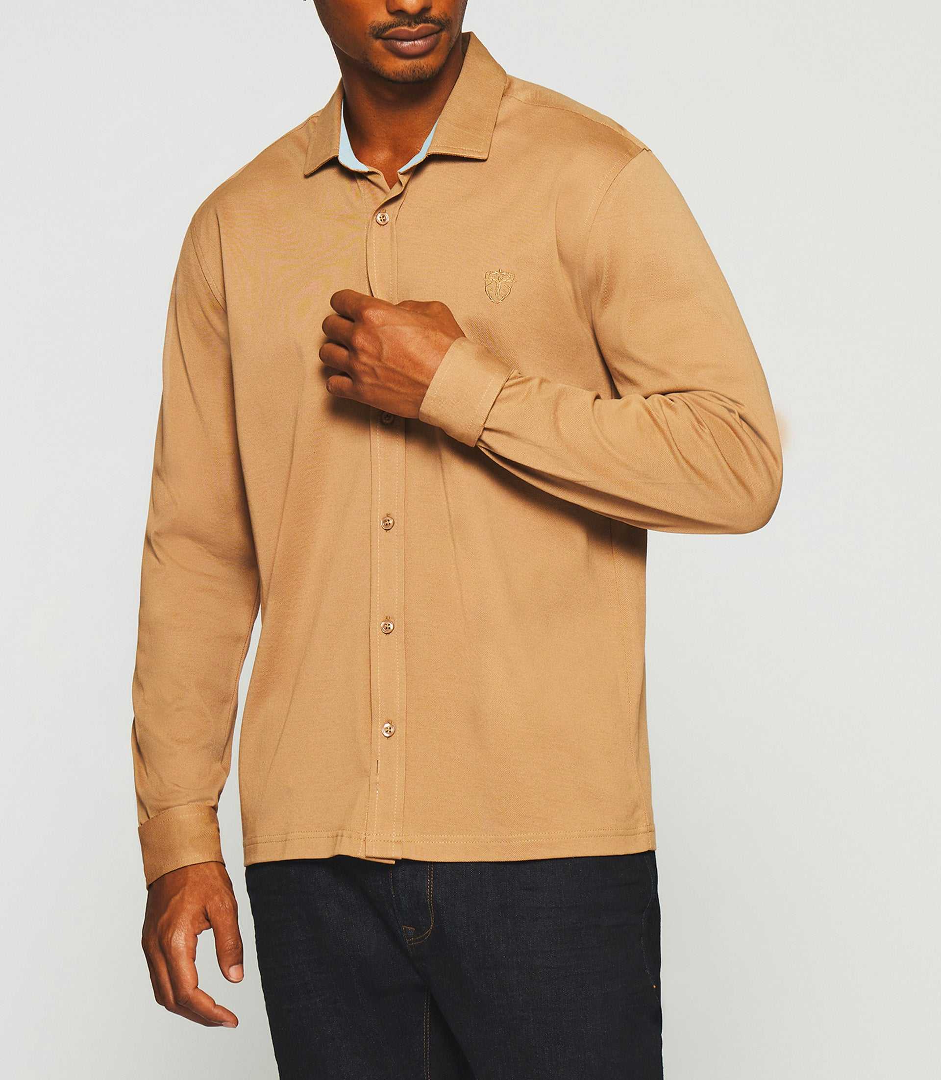 Chemise regular en jersey unie camel KANTIN - Image 2
