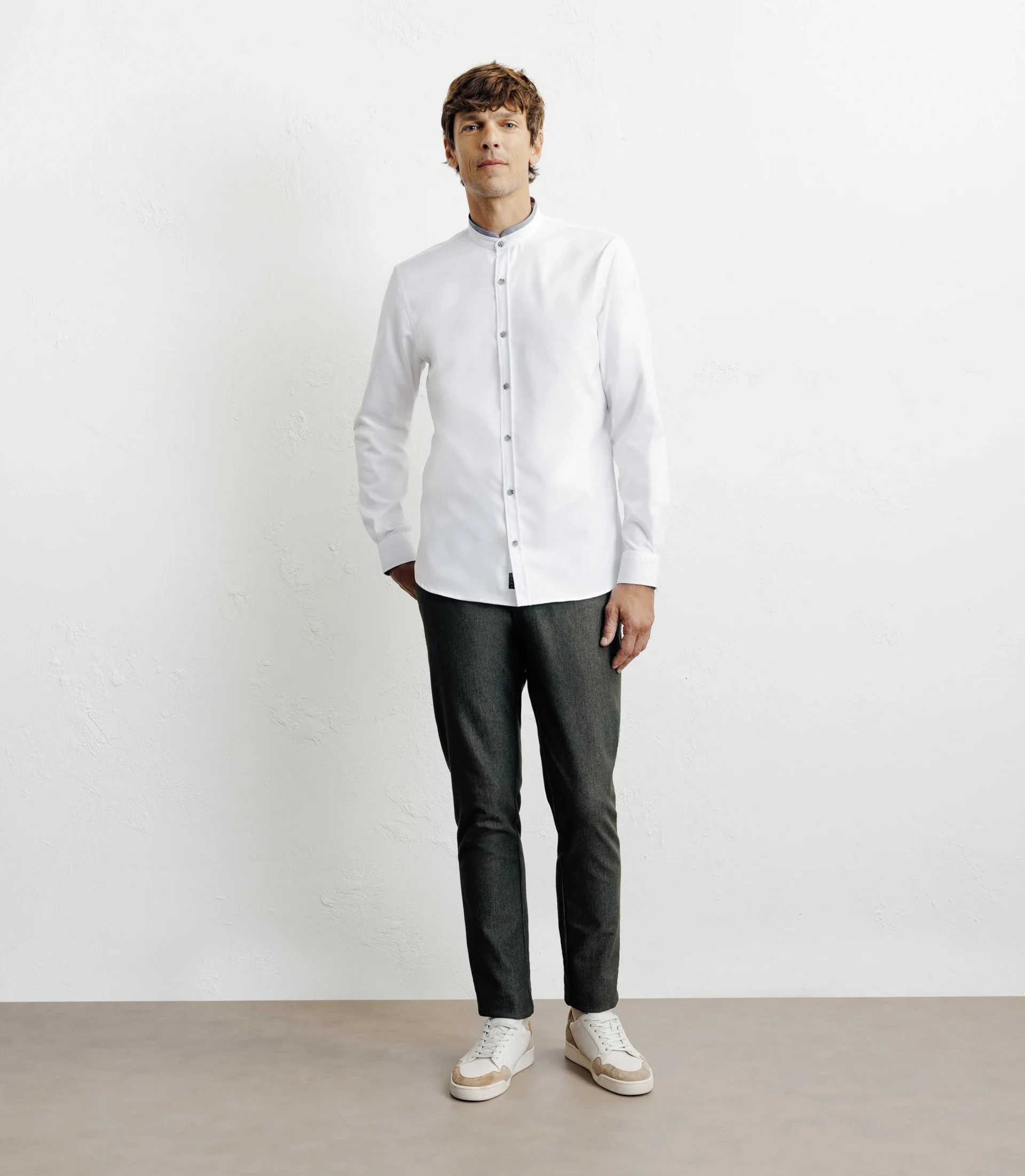 Chemise casual col mao avec coudière contrastée blanche - Image 3
