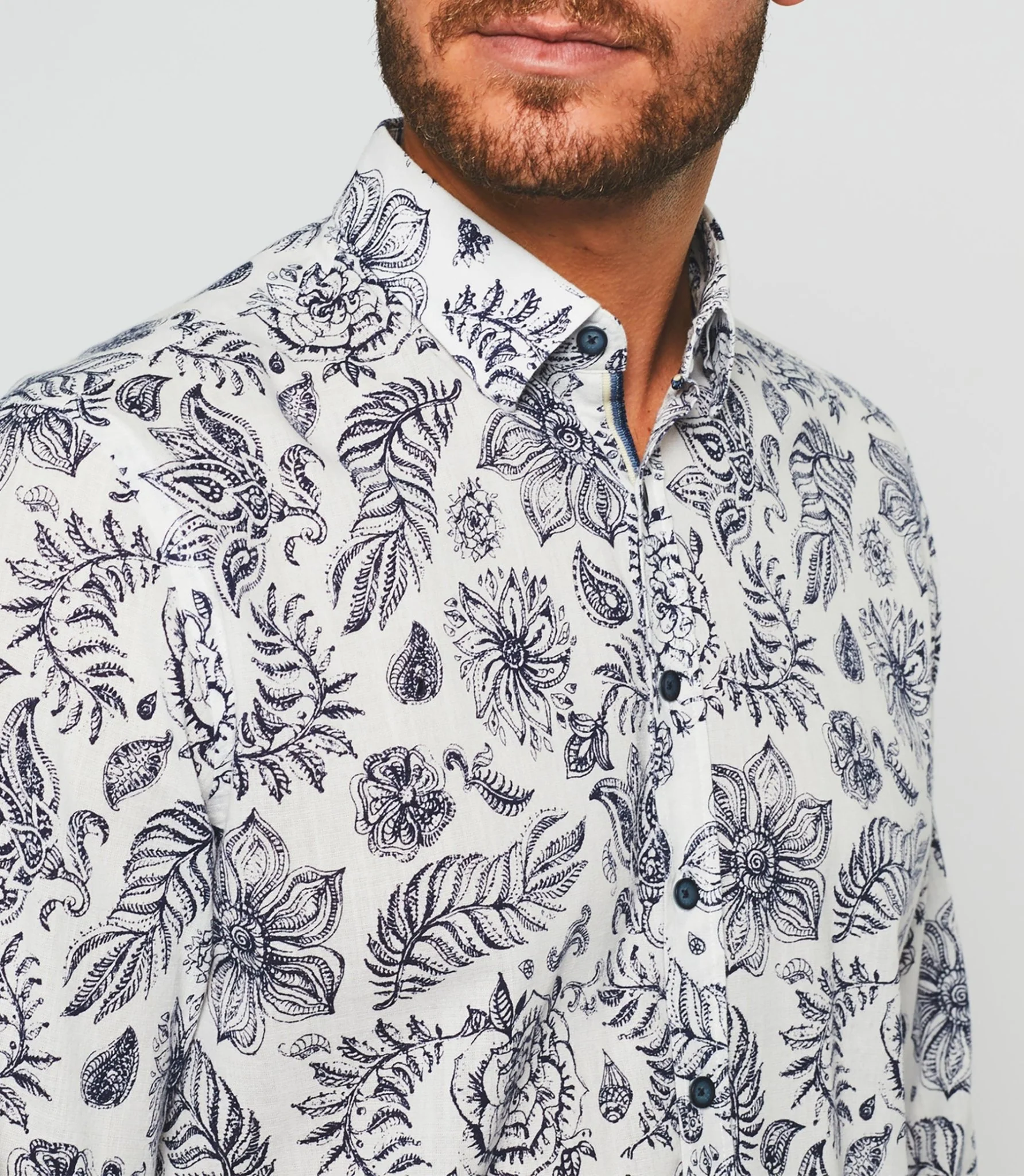 Chemise casual blanche et marine KINOUOUT - Image 4
