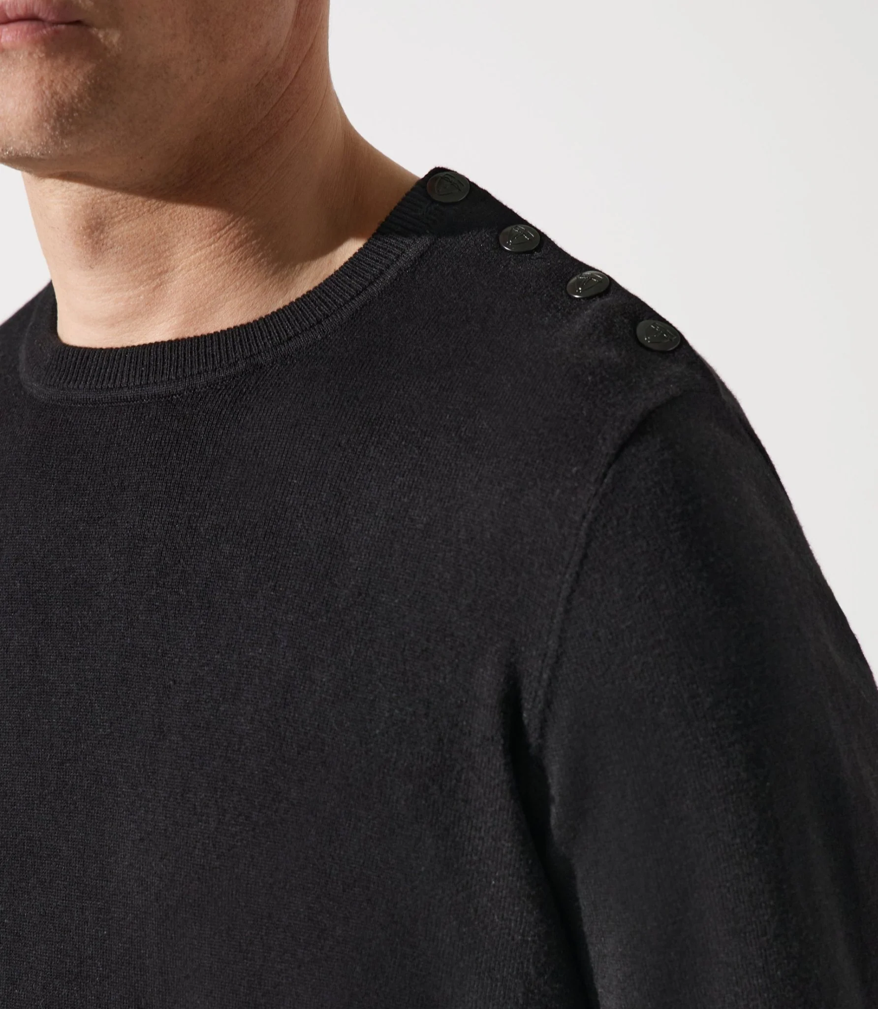 Pull col rond épaule boutonnée noir - Image 3