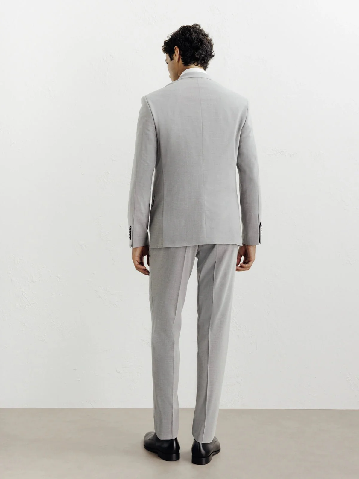Costume avec 2 boutons gris - Image 4