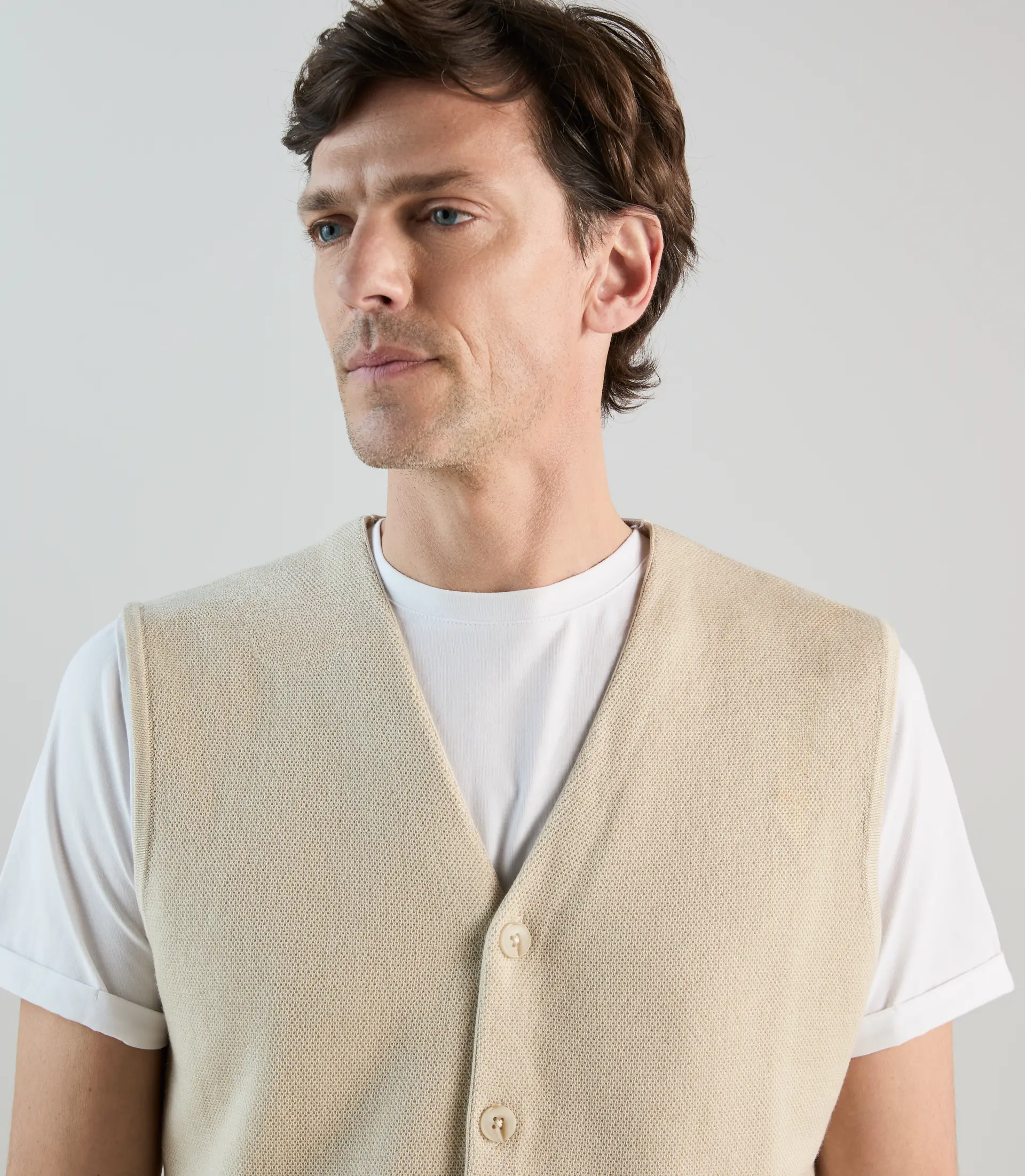 Gilet sans manches boutonné en maille beige - Image 2