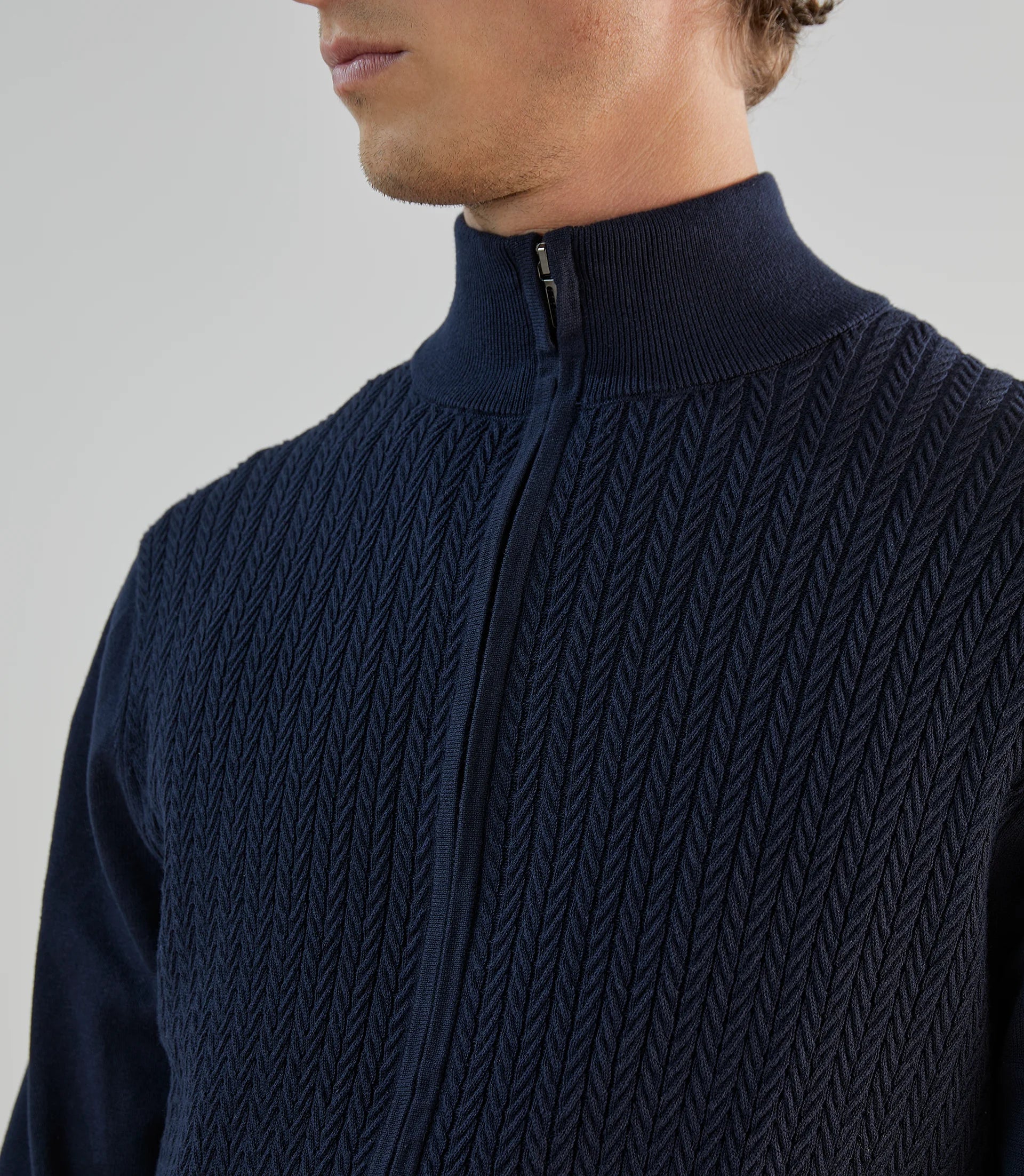 Gilet zippé en maille torsadée marine - Image 4