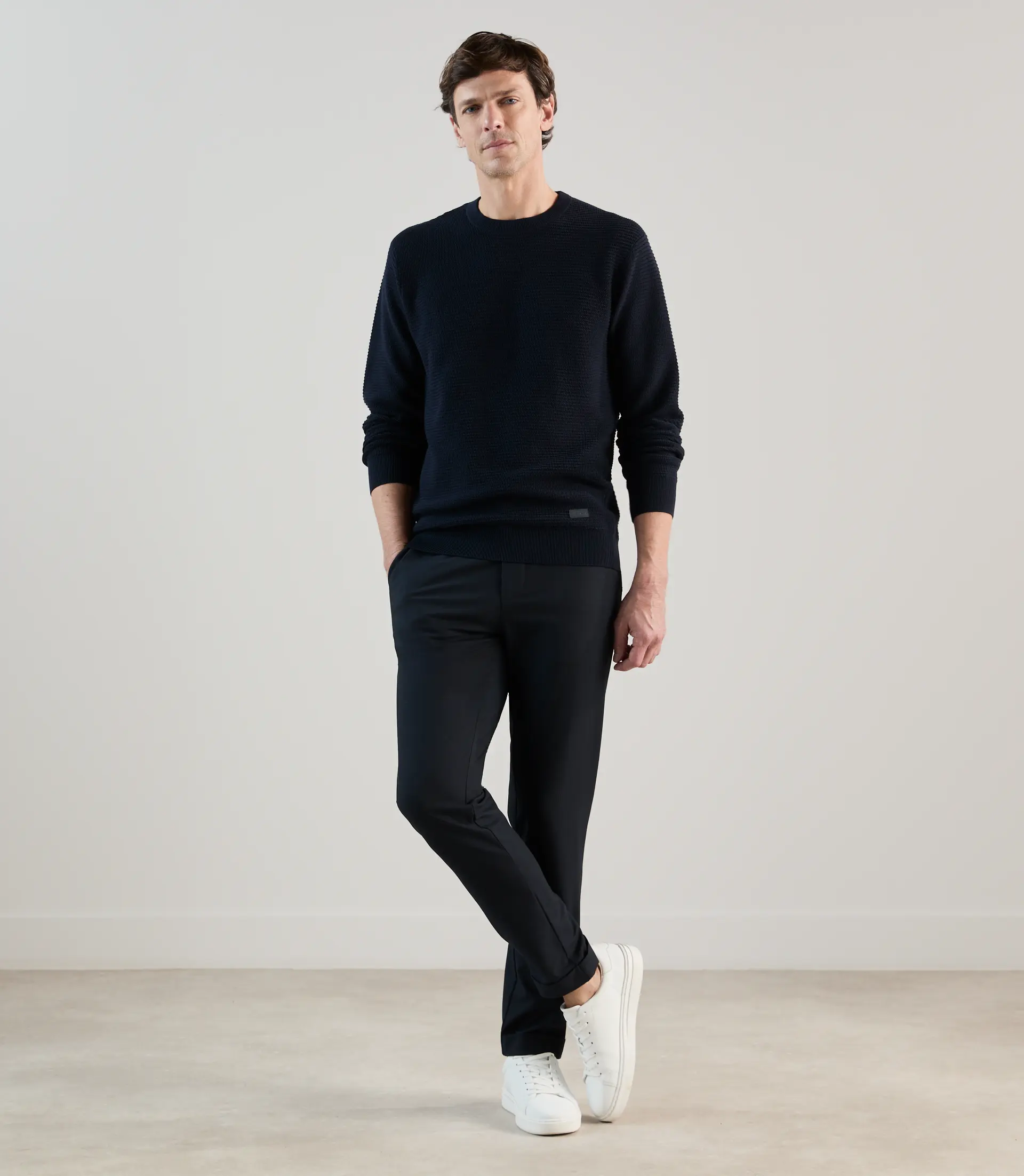 Pull col rond en jeu de points marine - Image 3
