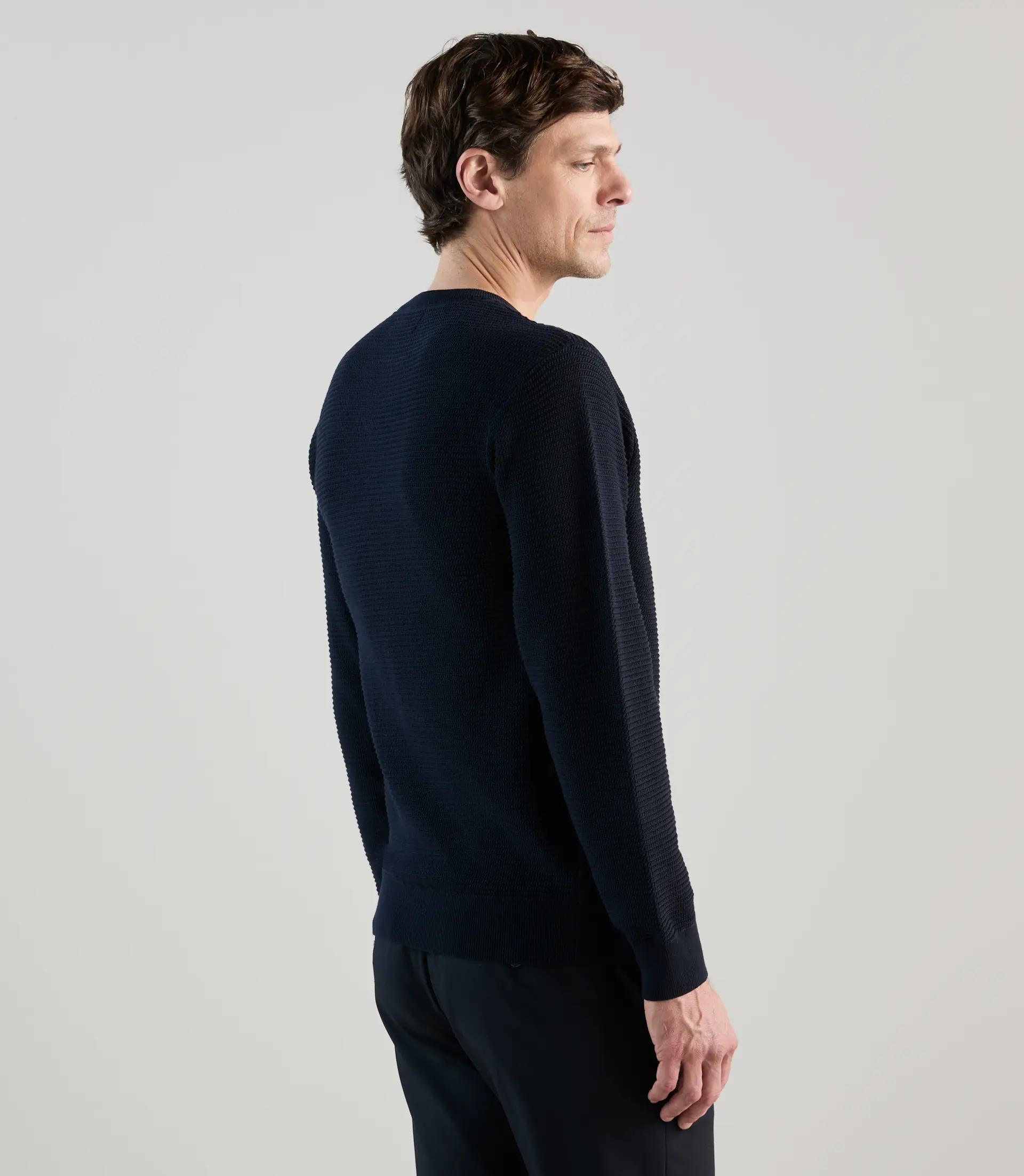 Pull col rond en jeu de points marine - Image 4