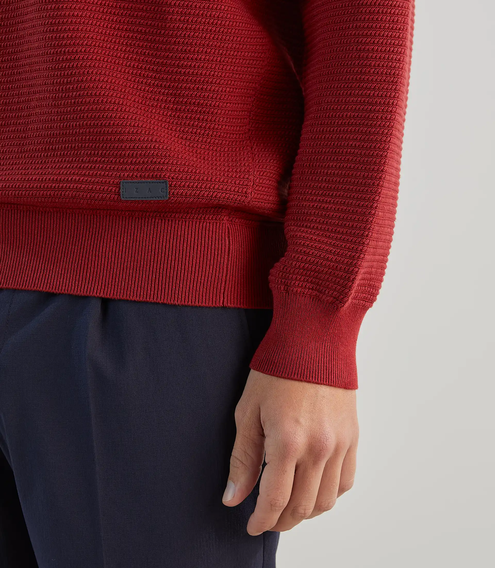 Pull col rond en jeu de points rouge foncé - Image 4