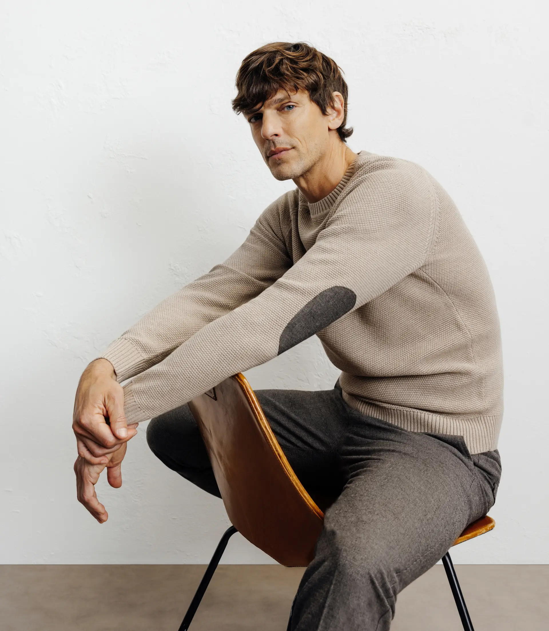 Pull col rond jeux de points beige - Image 5
