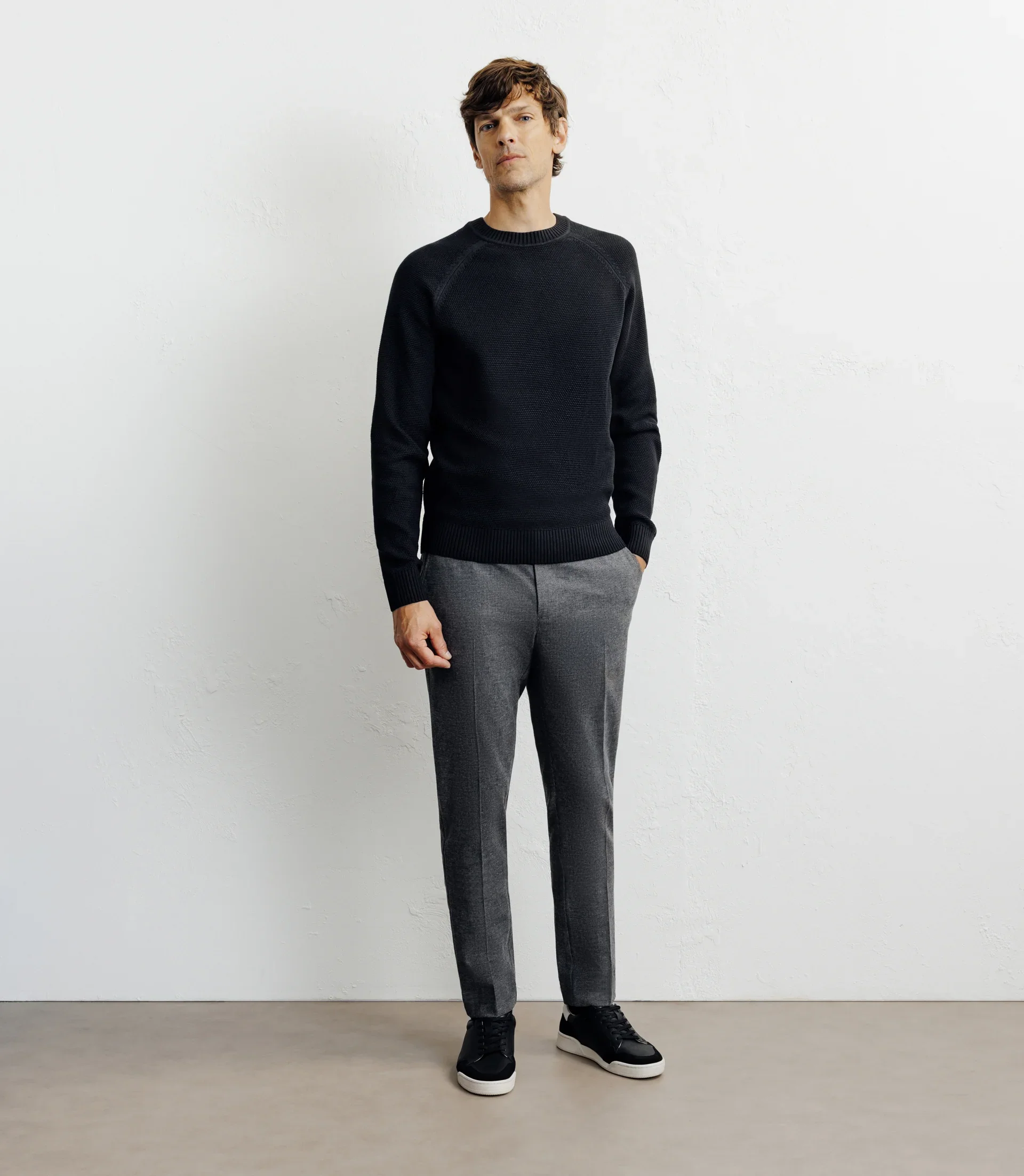 Pull col rond jeux de points noir