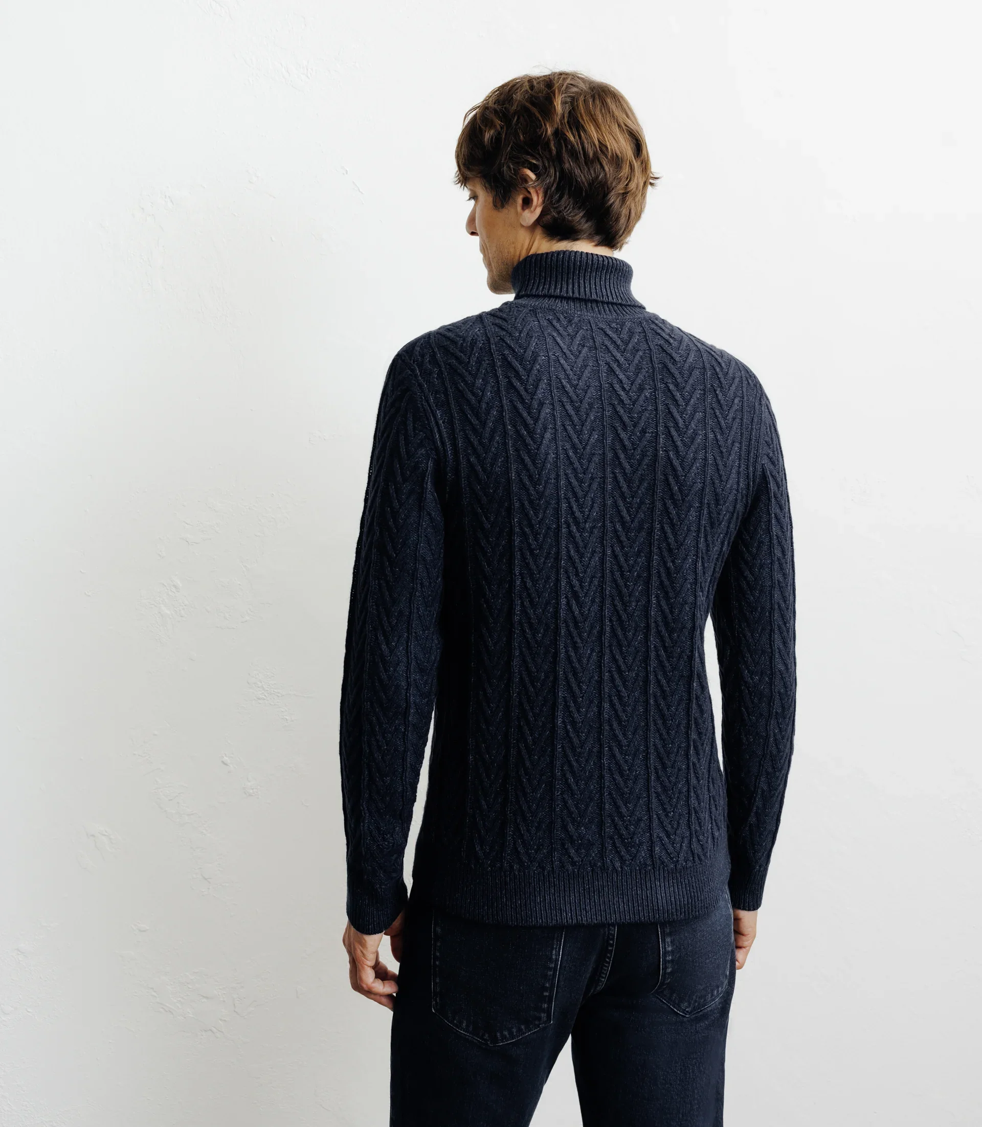 Pull col roulé torsadé marine - Image 4