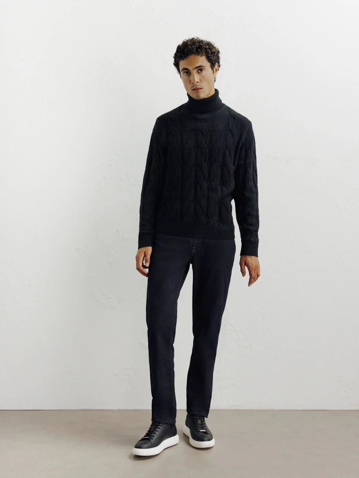 Pull col roulé torsadé noir - Image 3
