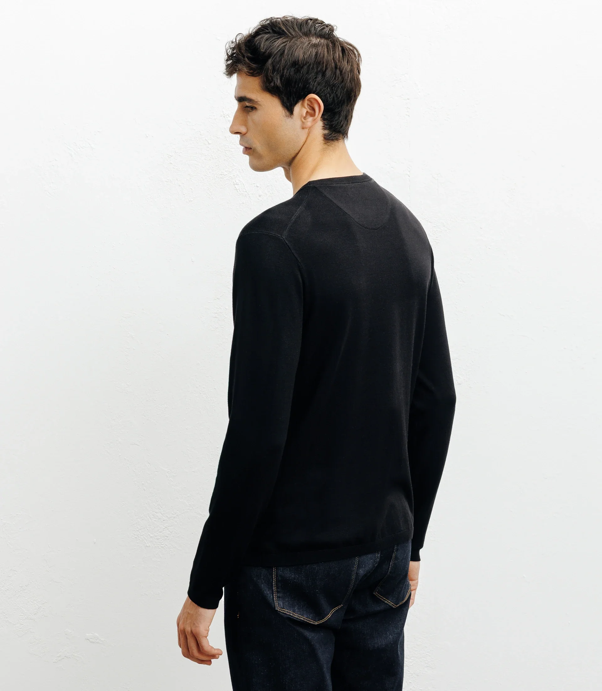 Pull manches longues col rond en maille noir - Image 4
