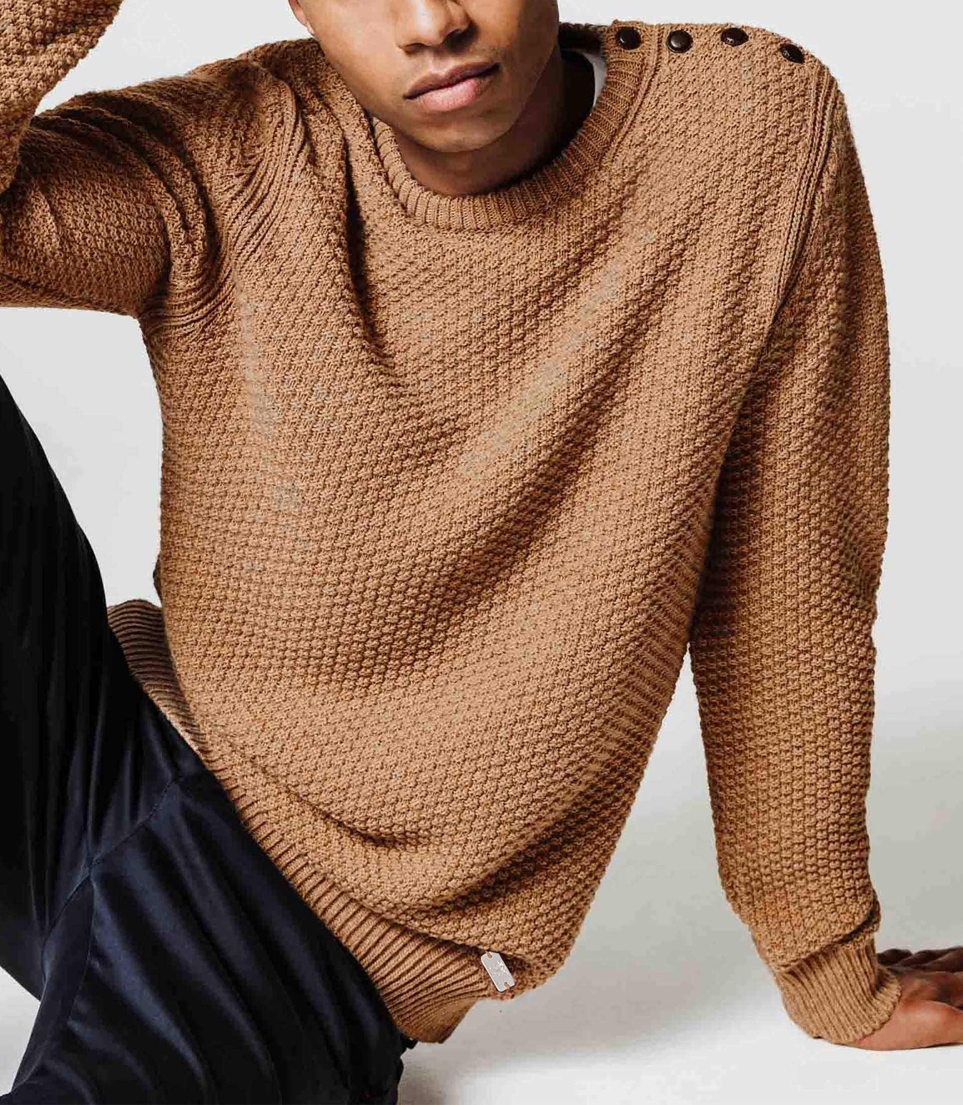 Pull ocre épaule boutonnée