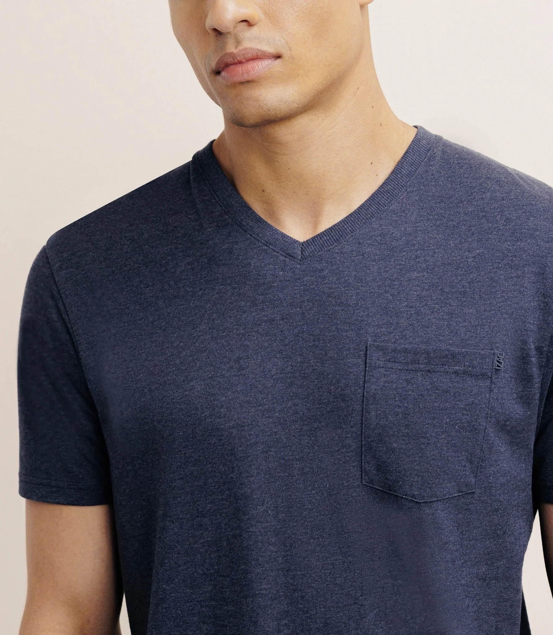 T-shirt col V avec poche marine - Image 2
