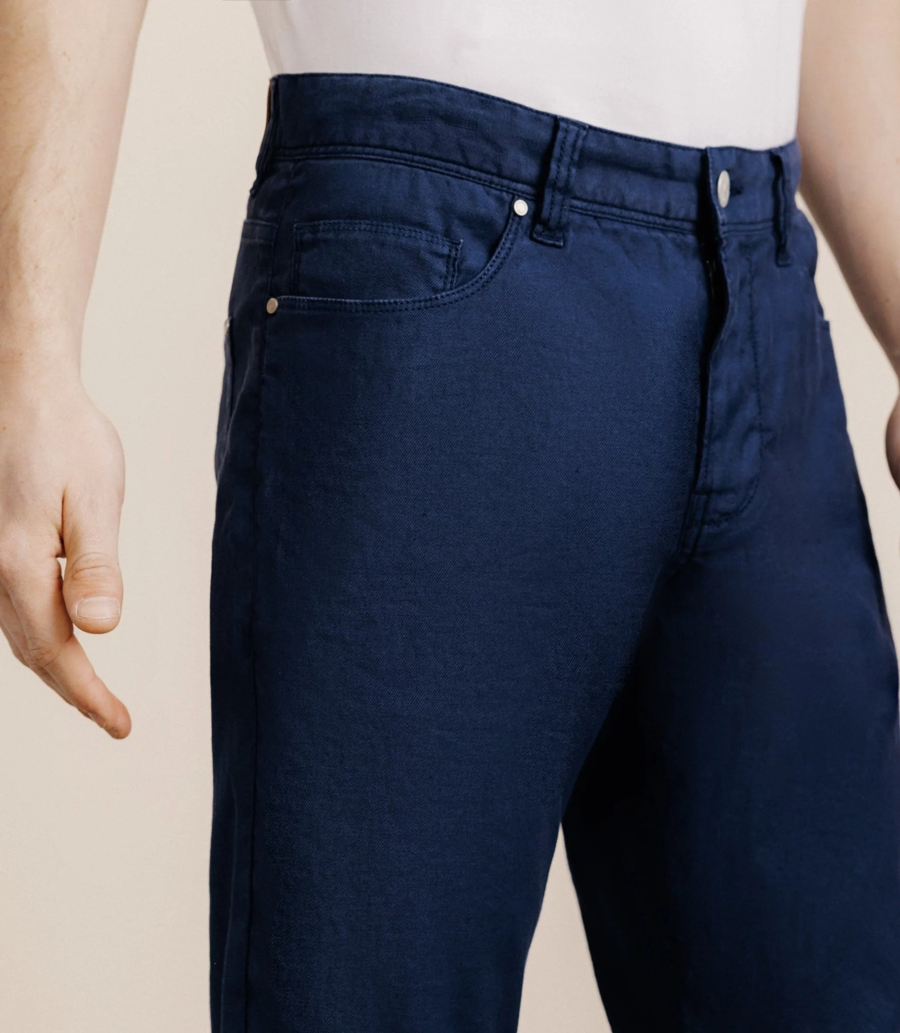 Pantalon droit en lin et coton marine - Image 2