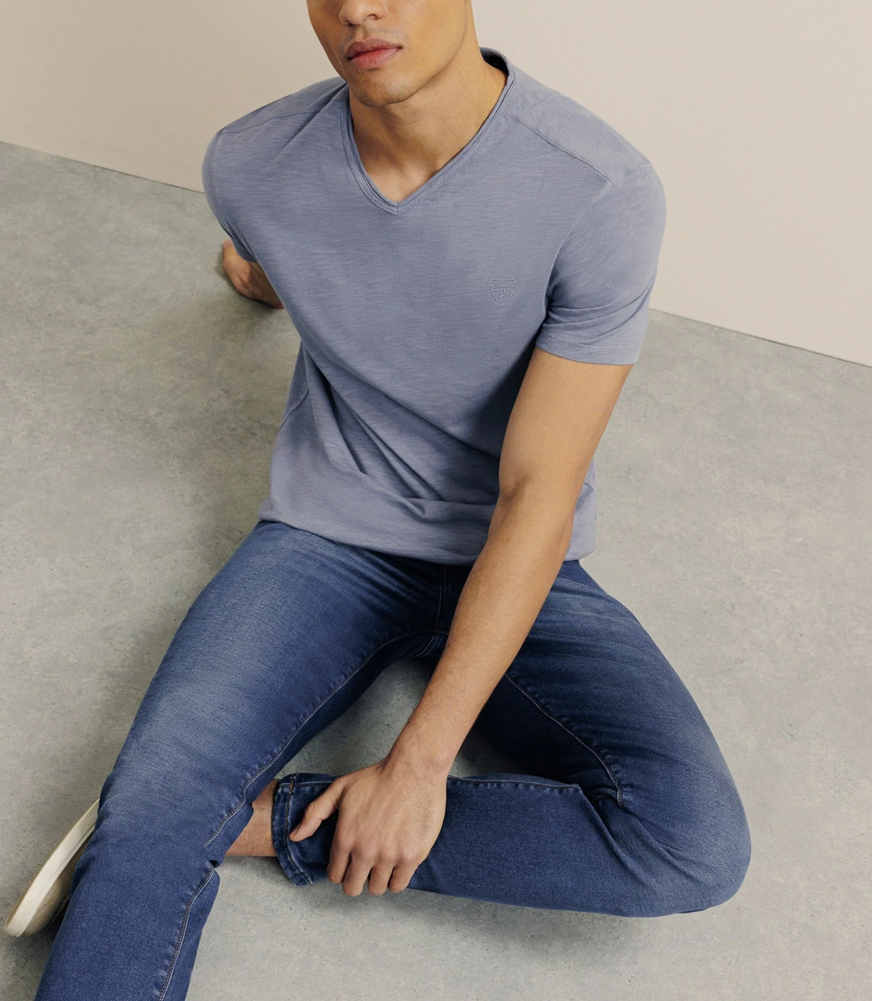 T-shirt col V bleu gris - Image 4